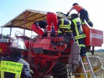 Person eingeklemmt in Erntemaschine: Westliche Feldgemarkung