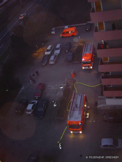 Die Löschfahrzeuge der Freiwilligen Feuerwehr Griesheim positionierten sich vor dem Haupteingang des Gebäudes.