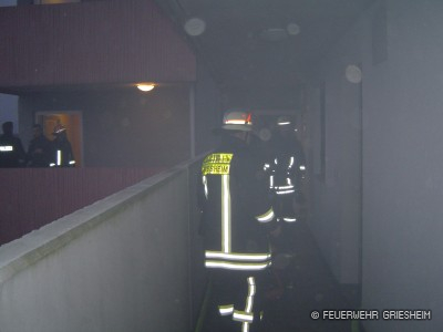 Die Feuerwehrkräfte setzten ein Belüftungsgerät ein.