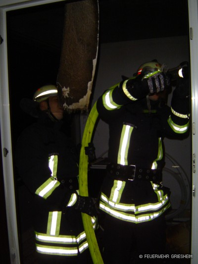Es mussten umfangreiche Nachlöscharbeiten durchgeführt werden, da das Feuer unter dem Putz der Außenfassade im Isoliermaterial weiter brannte.