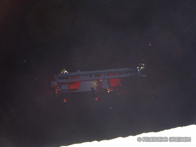 Die Drehleiter wurde auf der Feuerwehrstellfläche an der Gebäuderückseite positioniert.
