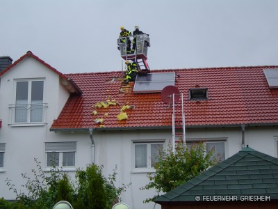 Die Dachhaut über der Brandwohnung wurde für die Nachlöscharbeiten geöffnet und im Anschluss wieder verschlossen.