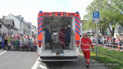 Der Rettungsdienst übernimmt die Versorgung der verletzten Personen.