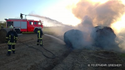 Mit Hohlstrahlrohr und Dachwerfer des Tanklöschfahrzeugs wird der Brand bekämpft.
