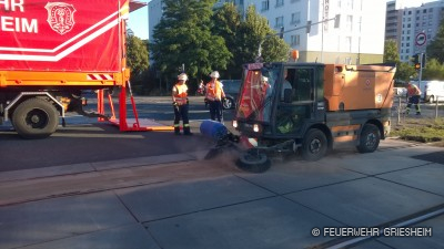 Zur Unterstützung der Feuerwehr wurde eine Kehrmaschine des städtischen Bauhofs angefordert.