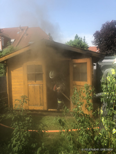 Brand an und in der Gartenhütte