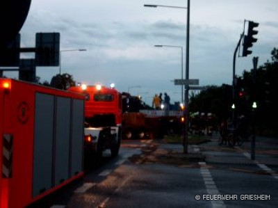 Unfall mit LKW - läuft Dieselkraftstoff aus: Wilhelm-Leuschner-Straße / Flughafenstraße
