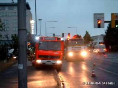 Unfall mit LKW - läuft Dieselkraftstoff aus: Wilhelm-Leuschner-Straße / Flughafenstraße