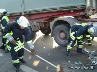 Person eingeklemmt nach Unfall mit LKW: L3303 / Nordring