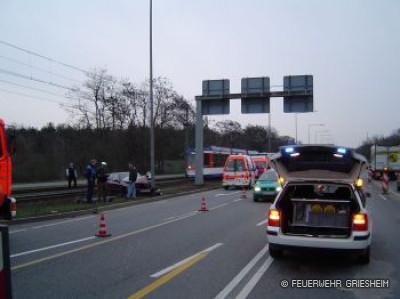 Läuft Öl nach Verkehrsunfall aus Pkw: Wilhelm-Leuschner-Straße / Wiesenschneise