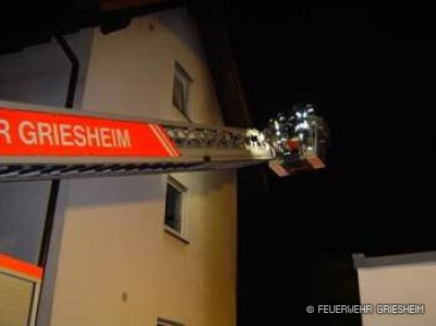 Brennen Geräteschuppen + Dachstuhl von Wohnhaus: Georg-Fröba-Straße