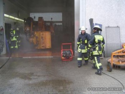 Brennt Fahrzeug in Werkstatt der Autobahnmeisterei: Wilhelm-Leuschner-Straße