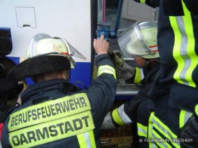Person eingeklemmt unter Straßenbahn: Wilhelm-Leuschner-Straße / Fichtestraße
