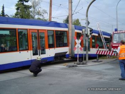 Person eingeklemmt im Pkw nach VU mit Straßenbahn: Wilhelm-Leuschner-Straße / Kirschberg