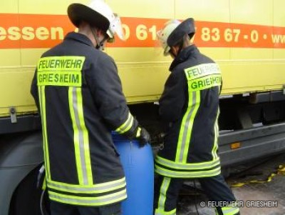 Dieseltank an LKW abgerissen, läuft Diesel aus: Nordring