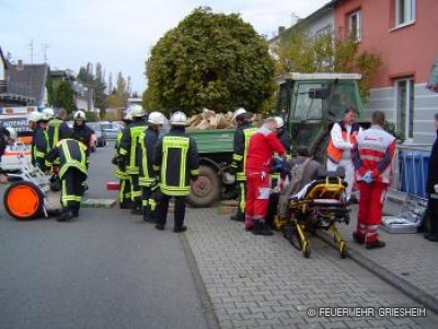 Person eingeklemmt unter Traktor: Ostend