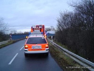 Öl und Glas nach Verkehrsunfall: Weiterstädter Weg / Brücke A67