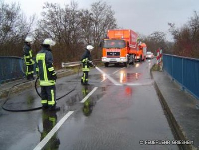 Öl und Glas nach Verkehrsunfall: Weiterstädter Weg / Brücke A67