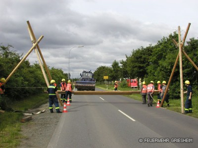 Vom THW wird eine Brücke zur Überführung der Schlauchleitungen über den Nordring gebaut ...