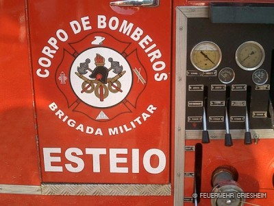 Wappen und Schriftzug der Feuerwehr Esteio (Brasilien)