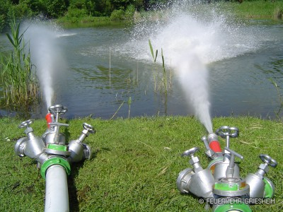 Zwei B-Rohre bekommen ihr Wasser aus dem Teich durch eine Tragkraftspritze geliefert.