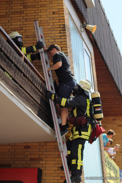 Die Person wird vom Balkon gerettet