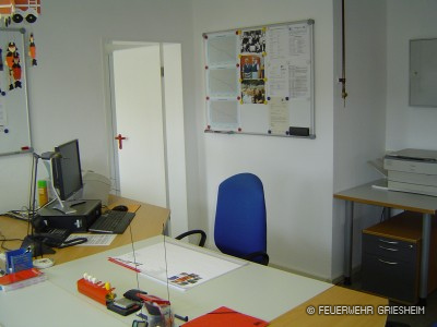 Im alten Büro wurde ein Schreibtisch gekürzt und ein Durchgang zum neuen Sachgebietsleiterbüro geschaffen.