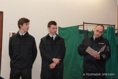 Michael Höhl und Lucas Müller wurden vom Feuerwehrmannanwärter zum Feuerwehrmann befördert.