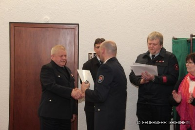 Kurt Rothenburger wird für 50 Jährige aktive Mitgliedschaft in der Freiwilligen Feuerwehr Griesheim vom Bezirksfeuerwehrverband geehrt.