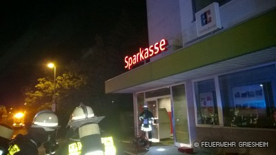 Aufgrund der starken Rauchentwicklung musste die Feuerwehr mit Atemschutz vorgehen.