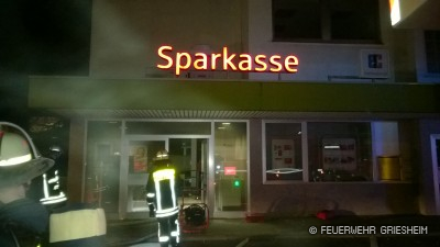 Zur Entrauchung setzte die Feuerwehr einen Motorlüfter ein.