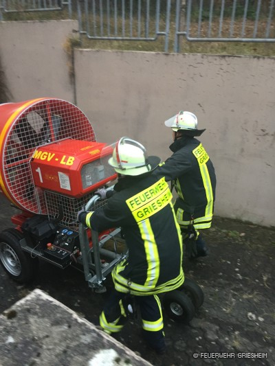 Feuerwehr Griesheim bringt den mobilen Grossventilator in Stellung 