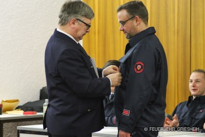 Das Silbernes Brandschutzehrenzeichen am Bande bekommt Oberlöschmeister Christoph Saffer von Kreisbrandinspektor Stühling.