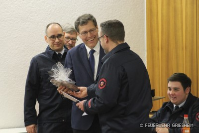 Bürgermeister Krebs-Wetzl übergibt Christoph Saffer den Ehrenteller der Stadt Griesheim.