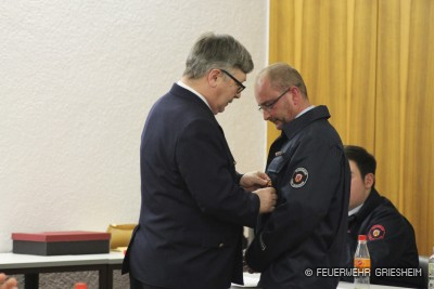 Kreisbrandinspektor Stühling verleiht Helmut Mendel das Deutsche Feuerwehrehrenkreuz in Bronze.