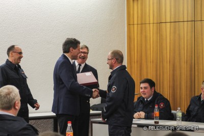 Bürgermeister Krebs-Wetzl überreicht Helmut Mendel ein Präsent der Stadt Griesheim.
