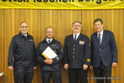 Helmut Mendel  (zweiter von links) nach der Verleihung des Deutschen Feuerwehrehrenkreuz in Bronze.