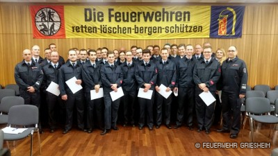 32 Griesheimer Feuerwehrangehörige, die aufgrund ihrer pflichttreuen und überdurchschnittlichen Ausbildungs- und Einsatzteilnahme im Jahr 2016, eine Anerkennungsprämie der Stadt Griesheim erhalten haben. In ihrer Mitte der Dienstherr der Freiwilligen Feuerwehr, Bürgermeister Geza Krebs-Wetzl.