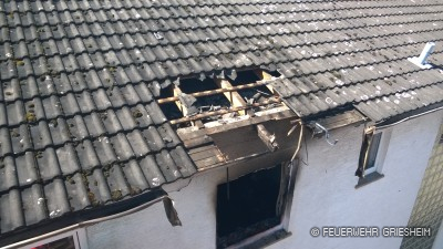 Die Flammen schlugen auf den Dachstuhl über, konnten aber vor einer größeren Ausdehnung abgelöscht werden.