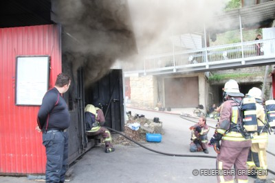 Ein Trupp unter Atemschutz wird zur Brandbekämpfung vorgehen.