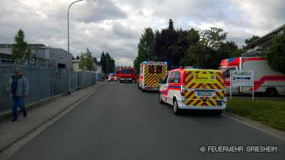 Die Pfützenstraße musste während der Feuerwehrarbeiten im Bereich der Einsatzstelle voll gesperrt werden.