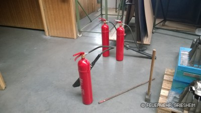 Das schnelle Eingreifen der Firmenangehörigen mit Feuerlöschern zur Brandbekämpfung, verhinderte einen größeren Brand in der Produktionshalle.