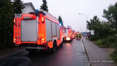 Der erweiterte Löschzug der Griesheimer Feuerwehr blockierte während der Übung die gesamte Straße.