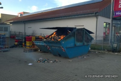 Ein Müllcontainer brannte auf einem Firmengelände. Ein unmittelbar danebenstehender Kleinlaster wurde noch vor Ankunft der Feuerwehr weggefahren. Es entstand aber dennoch Schaden auch am Fahrzeug.