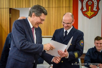 Heiko Schecker wird ebenfalls befördert, auch wenn er hauptberuflich als Kreisbrandinspektor tätig ist.