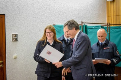 Carina Hoeft bekommt die Anerkennungsprämie des Landes Hessen überreicht