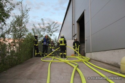 Mehrere Trupps sind zur Personensuche und Brandbekämpfung im Gebäude.