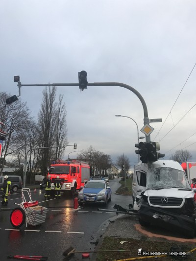 Verkehrsunfall mit eingeklemmten Personen: Wilhelm-Leuschner-Straße / Kirschberg