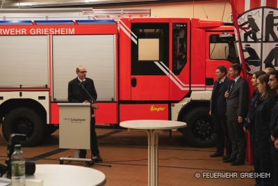 Auch stellv. Kreisbrandinspektor Matthias Maurer-Hardt gratuliert zur Auszeichnung