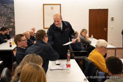 Die Verleihung der Annerkennungsprämie der Stadt Griesheim wird von den stellv. Stadtbrandinspektoren Nico Pomerlan ...